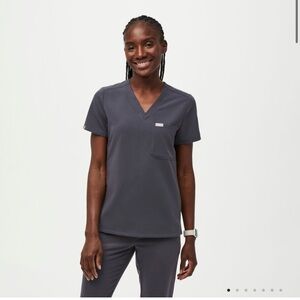 Figs Catarina one pocket top- medium- charcoal